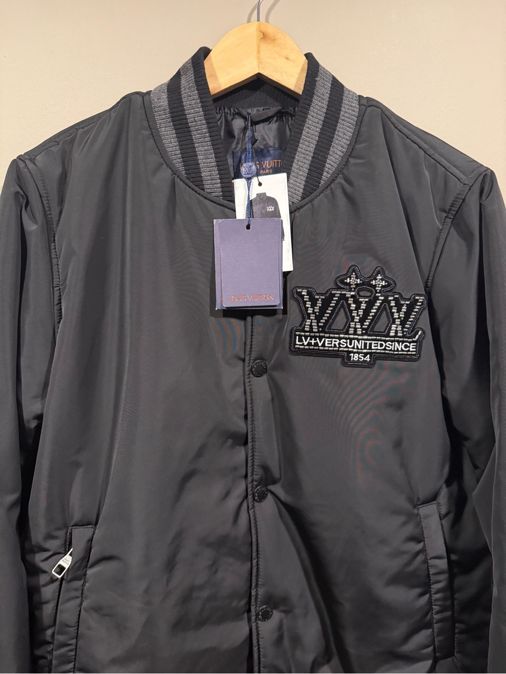 Louis Vuitton Embellished nylon baseball Bomber Jacket with Crest Patch FW24 1:1 - Picture 2 of 12